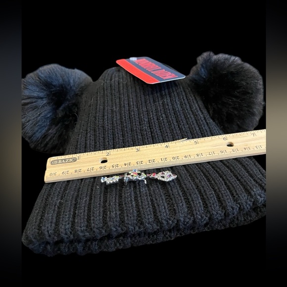Beanie and brooch bundle! NWT double Pom Pom hat paired with vintage brooch - Picture 5 of 5